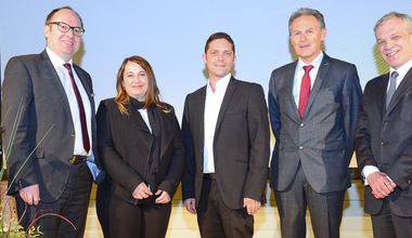 /Die Raiba Vorstände und AR-Vorsitzender mit den Gastgebern von vorsprung Messebau GmbH