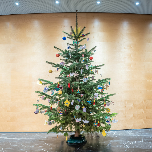 Christbaum mit von Kindern gebasteltem Schmuck in der Raiffeisenbank Im Rheintal